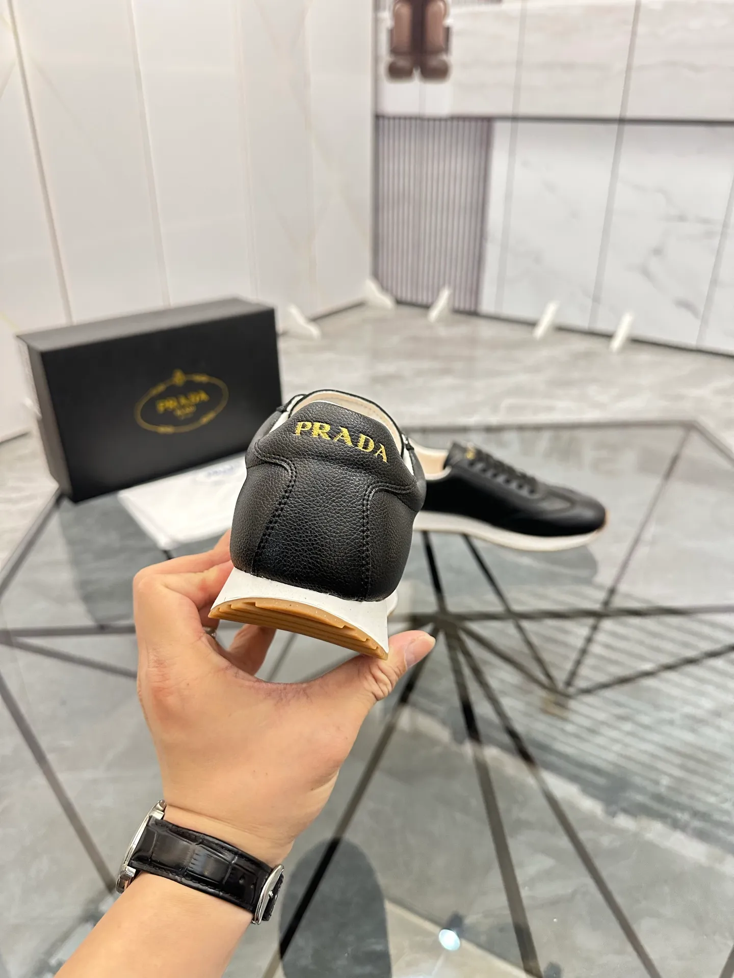 Men's shoes: 💰P420¥ Product trademark: Prada *"Prada*" low-top casual shoes Regular size: 38-44 (can be customized to 45) Product materials: imported cowhide upper, sheepskin lining, original outsole. Number: 020
